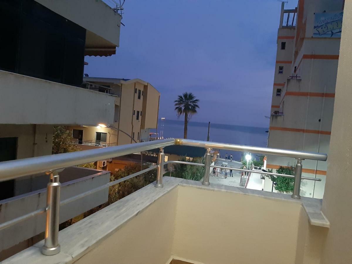 Amras House Hotel Durres Exterior photo